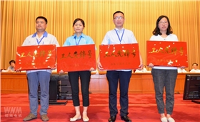 皖南电机鲁雪红上台领奖 皖南电机鲁雪红上台领奖