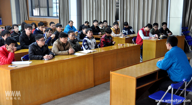 皖南电机培训处处长王钧给学生介绍公司基本情况 皖南电机培训处处长王钧给学生介绍公司基本情况