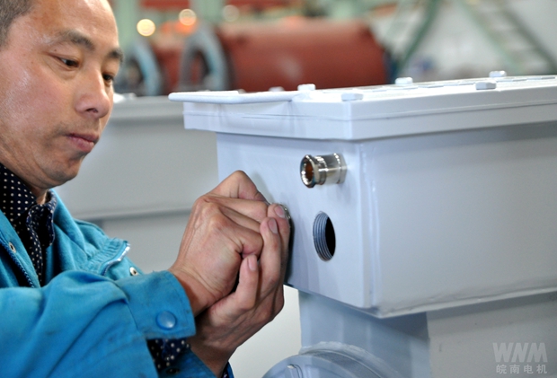 员工在进行盾构机电机交付前最后的细查 员工在进行盾构机电机交付前最后的细查