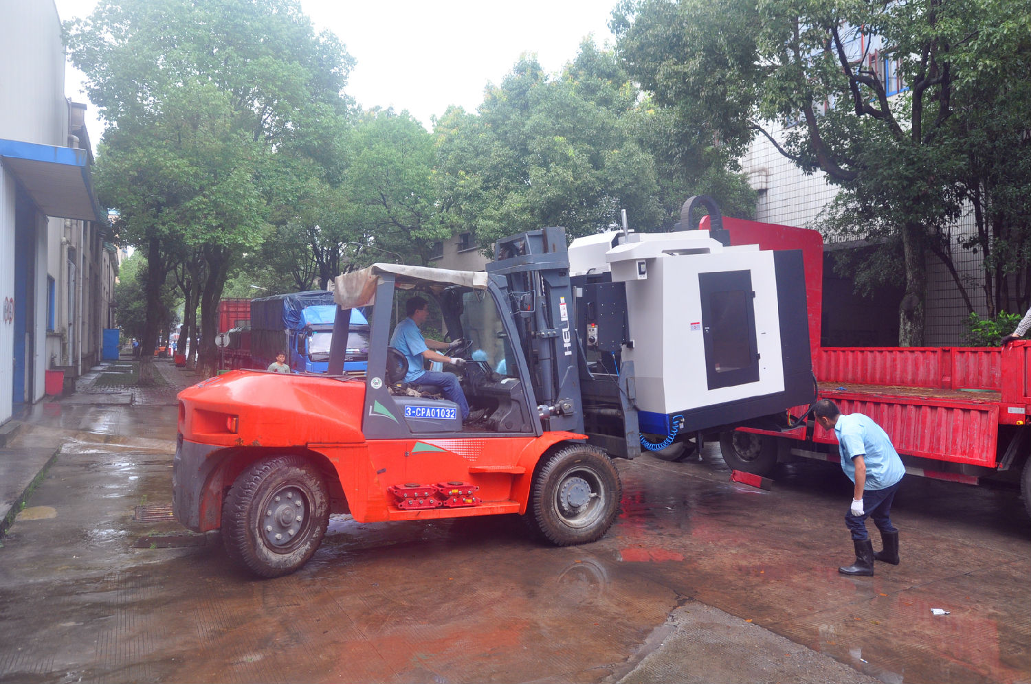 防汛期间,皖南电机转移重要设备至安全地带 防汛期间,皖南电机转移重要设备至安全地带